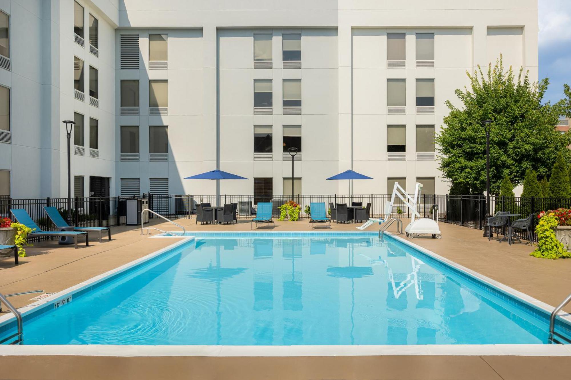Hampton Inn Louisville Airport Fair/Expo Center Exteriör bild